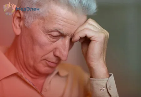 мужчина держится за голову